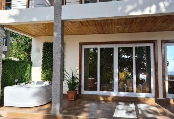 La Digue Luxury Beach & Spa has rooms with a private hot tub