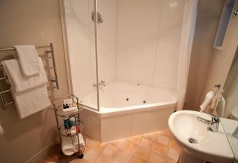 Manukau Motor Lodge has rooms with a private hot tub