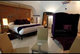 El Sue  o Hotel & Spa has rooms with a private hot tub