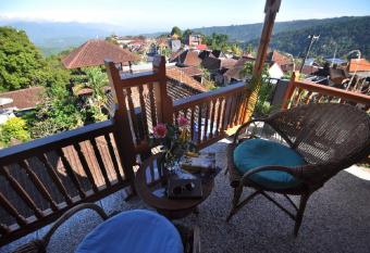 Meme Surung Guesthouse has Balcony rooms