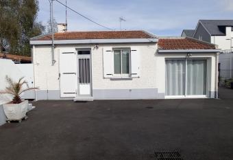 R  sidence Floria allows 18 year olds to book a room