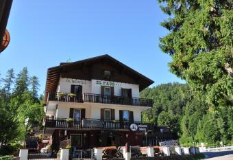 Hotel El Paso has Balcony rooms