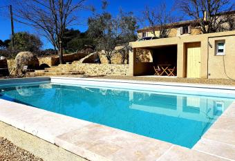 Bastide Bellugue Maison d h  tes r  seau Bienvenue    La Ferme    3 minutes de Lourmarin has Balcony rooms