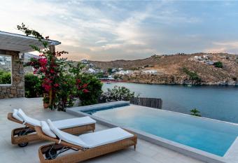 Etesians Luxury Suites has Balcony rooms