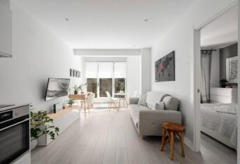 Apartamento junto a la playa allows 18 year olds to book a room