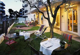 D-Place Hotel & Suite has Balcony rooms