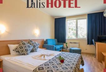 Family Hotel Dalis has rooms with a private hot tub