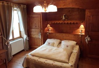 Le Bellevue has rooms with a private hot tub