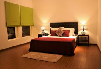 Daffodils Beach Negombo has rooms with a private hot tub