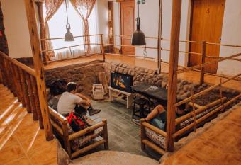 Rey Lagarto Hostel has Balcony rooms