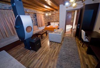 Xenonas Piperitsa has Balcony rooms