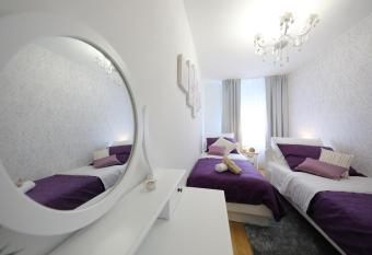 Dioniz has rooms with a private hot tub