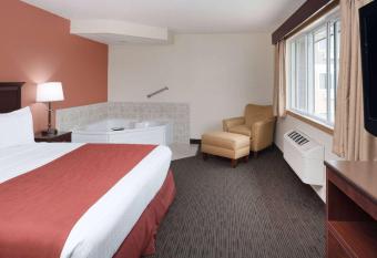 AmericInn by Wyndham Valley City Conference Center has rooms with a private hot tub