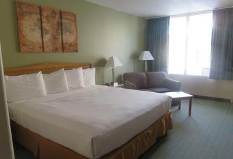 Baymont by Wyndham Fargo has rooms with a private hot tub