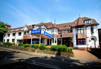 OYO Luton Hotel allows 18 year olds to book a room