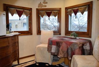 Franklin Street Inn Bed & Breakfast has rooms with a private hot tub