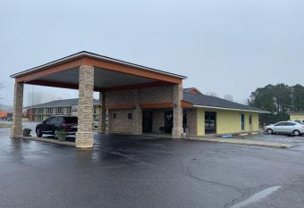 Days Inn by Wyndham Aiken - Interstate Hwy 20 allows 18 year olds to book a room