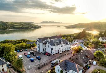 The Morar Hotel allows 18 year olds to book a room
