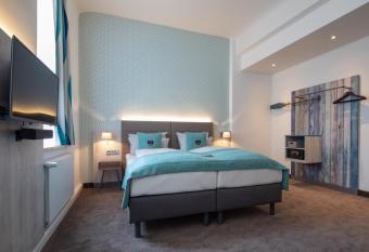 the niu Rig allows 18 year olds to book a room