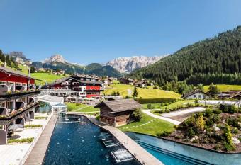Hotel Alpenroyal - The Leading Hotels of the World has rooms with a private hot tub
