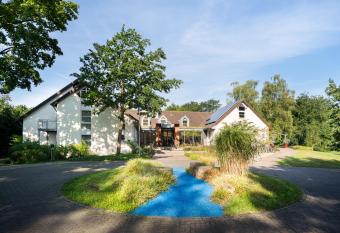 Flussbett Hotel allows 18 year olds to book a room
