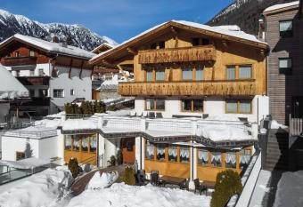 Pension Tasa has Balcony rooms