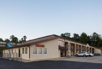 Knights Inn Grenada has Smoking rooms