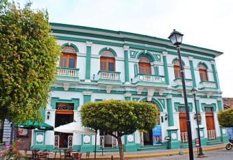 Hotel Dario Granada has rooms with a private hot tub
