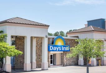 Days Inn by Wyndham Charlottesville/University Area has Smoking rooms