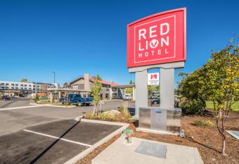 Red Lion Hotel Portland Airport allows 18 year olds to book a room