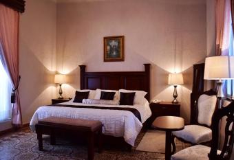 Hotel Boutique La Albertina has rooms with a private hot tub