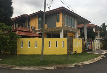 Sherry Luxury Homestay has rooms with a private hot tub