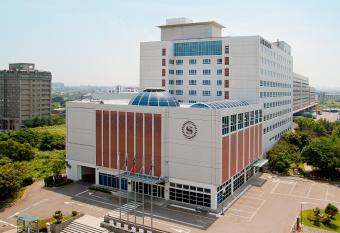 Sheraton Taoyuan Hotel allows 18 year olds to book a room