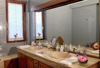 B&B Le Rose has rooms with a private hot tub