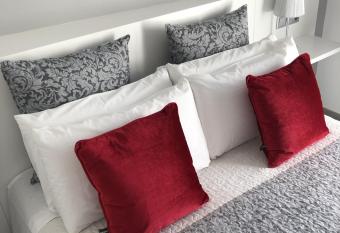 Amphora Alojamiento allows 18 year olds to book a room