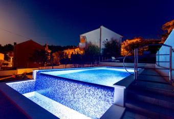 Villa Amica allows 18 year olds to book a room