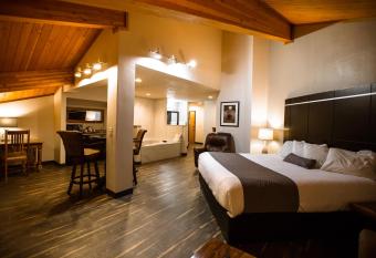 Ten Pin Inn & Suites has rooms with a private hot tub