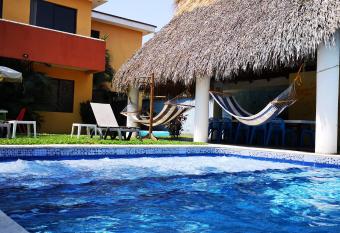 Chalet en Puerto San Jose allows 18 year olds to book a room