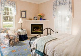 Hampton Terrace Inn has rooms with a private hot tub