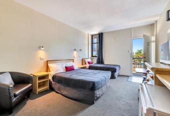 Darwin Poinciana Inn allows 18 year olds to book a room