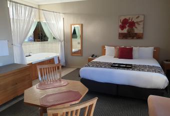 Best Western Endeavour Motel has rooms with a private hot tub