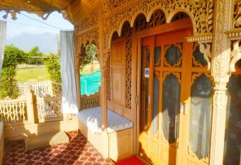 Houseboat New Jeddah has Balcony rooms