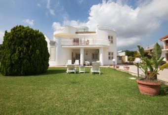 Villa Vincenza has Balcony rooms