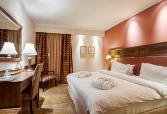 Selestina Boutique Hotel has rooms with a private hot tub