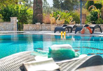 Elefteria Apts & Suites has Balcony rooms