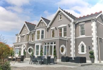 LLwyn Country House allows 18 year olds to book a room