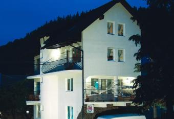 Pensiunea Carina allows 18 year olds to book a room