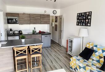 2 PIECES CENTRE ET MER has Balcony rooms