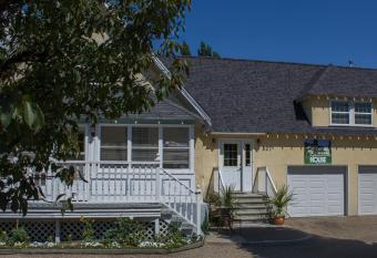 Genelle House B&B Guest House allows 18 year olds to book a room