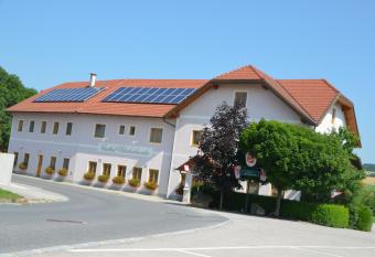 Gasthof Schabschneider has Balcony rooms